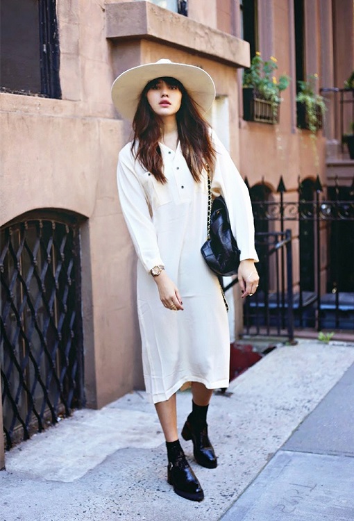 Девушка в длинном, белом платье рубашке и шляпе