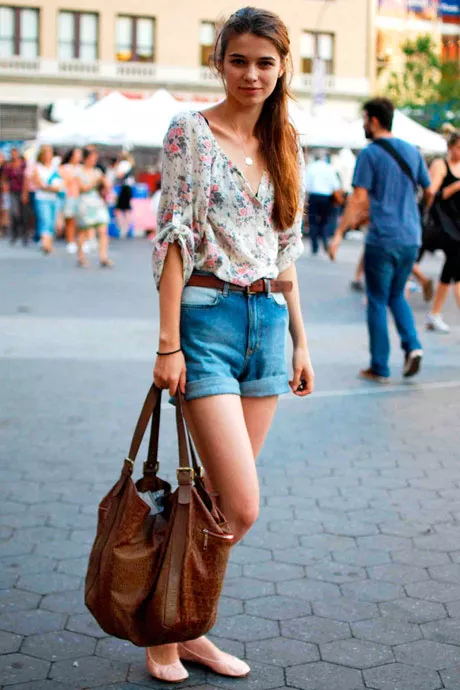 Девушка в джинсовых шортах и цветочной блузке