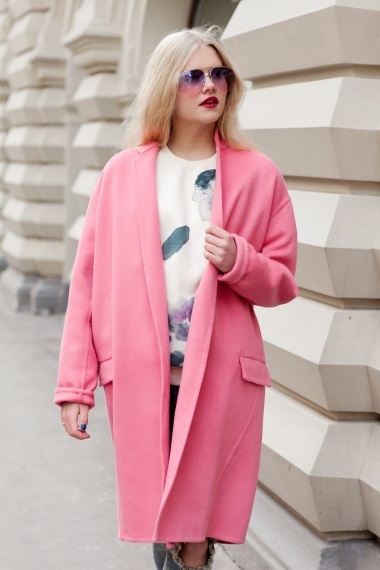 Девушка в розовом пальто оверсайз