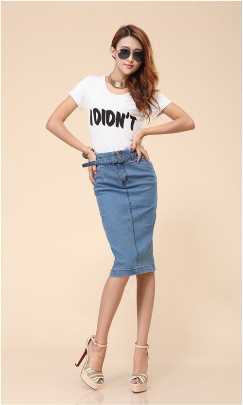 Девушка в джинсовой юбке и футболке с надписью
