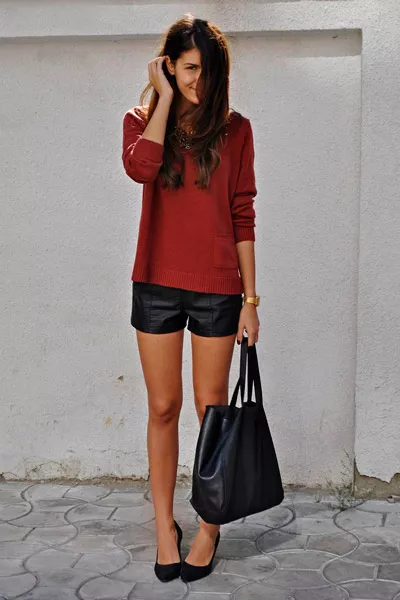 Девушка в кожаных шортах и красном джемпере