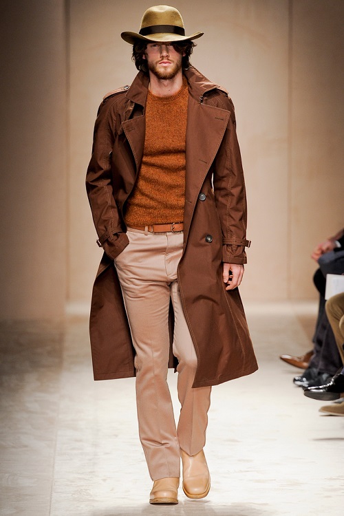 Мужчина в светло-коричневом пальто