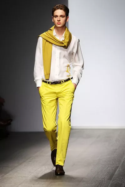 Мужчина в желтых брюках