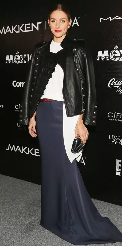 Оливия Палермо в черной юбке со шлейфом и кожаной куртке