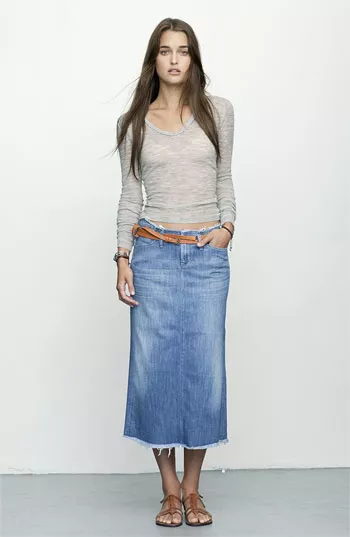 Девушка в длинной джинсовой юбке и серой блузе