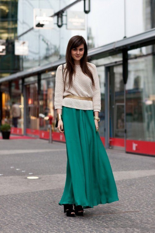 девушка в длинной зеленой юбке и бежевом свитере