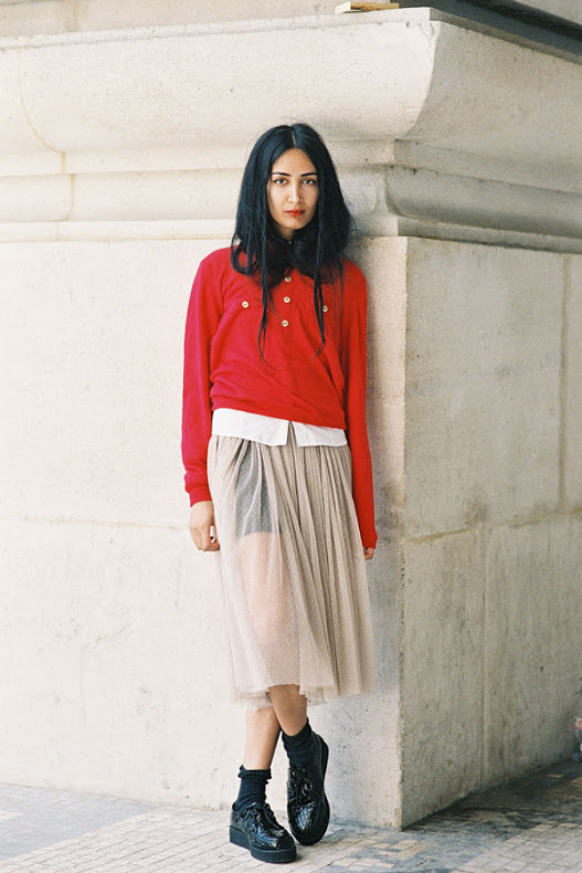 Девушка с полупрозрачной юбке миди и красной кофте