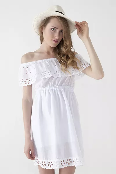 Девушка в белом платье с открытыми плечами