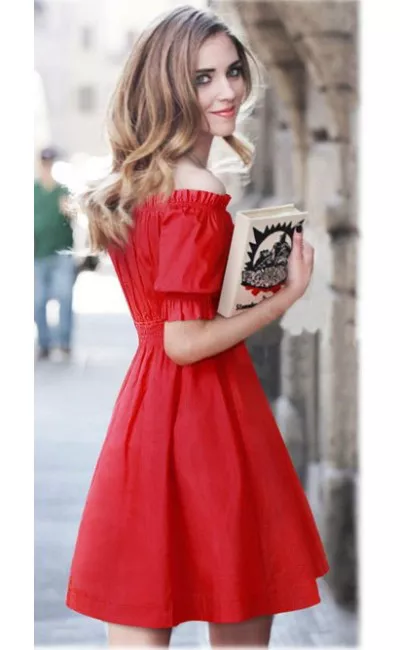Девушка в красном платье на резинке