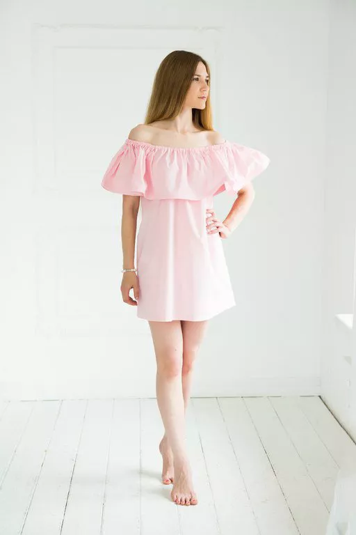 Девушка в нежно-розовом платье с воланом
