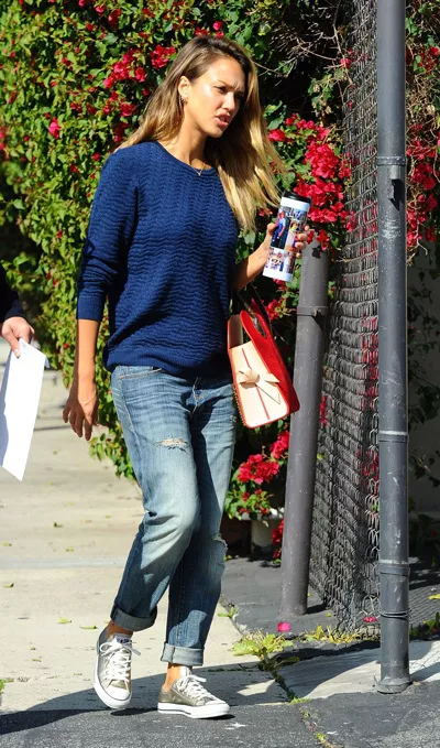 Джессика Альба в джинсах и синем джемпере