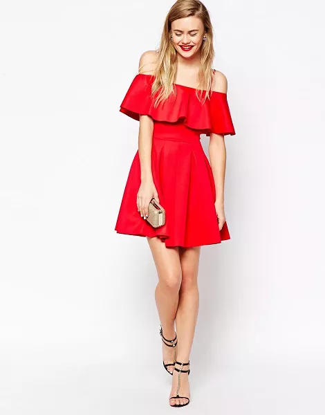 девушка в красном платье с воланом