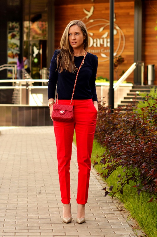 Девушка в красных брюках