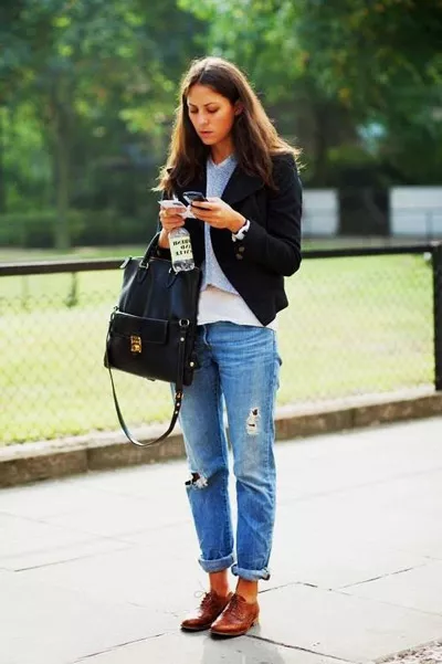 Девушка в рваных джинсах, оксфордах и черном жакете