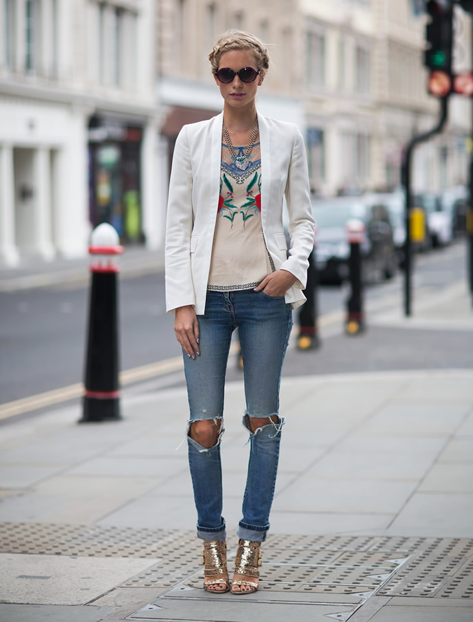 Девушка в рваных джинсах, золотых босоножках, футболке и белом жакете