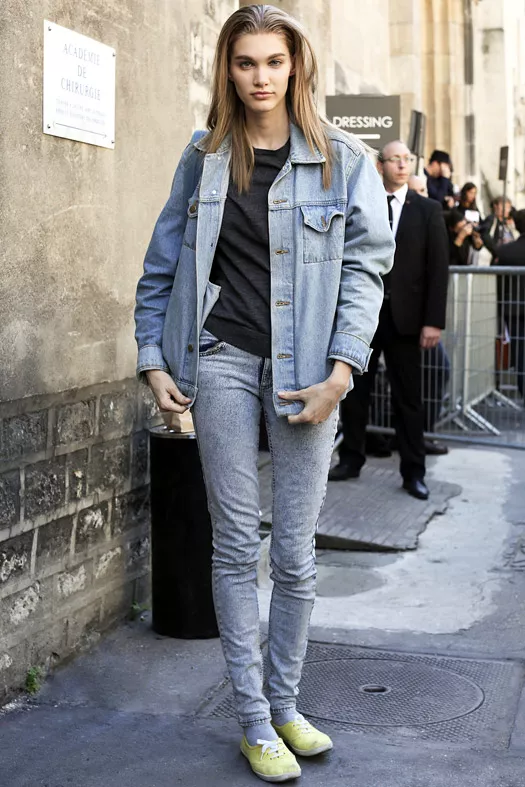 Девушка в серых джинсах и джинсовой куртке