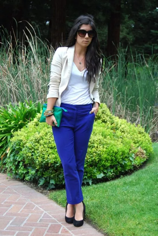 Девушка в синих брюках и белом топе с пиджаком