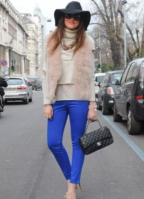 Девушка в синих брюках и свитере