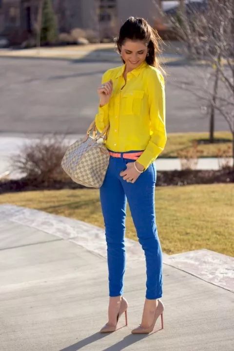 Девушка в синих брюках и желтой блузке
