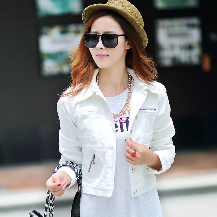 Девушка в укороченной белой куртке