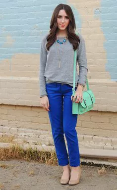 Девушка в ярких синих брюках и сером джемпере