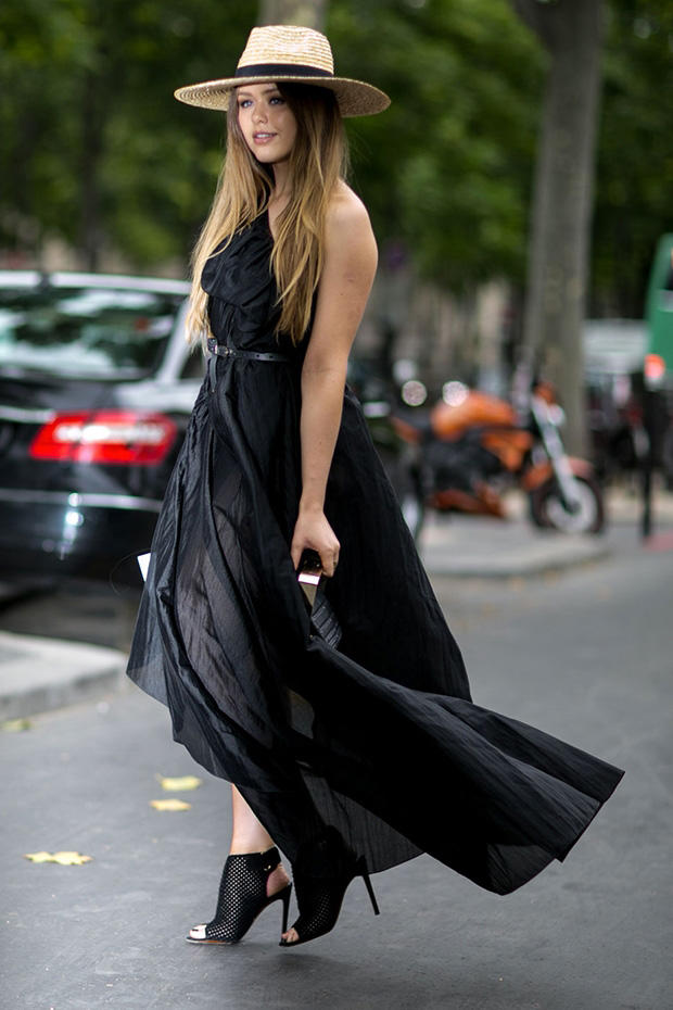 Kristina Bazan в длинном, черном платье и шляпе