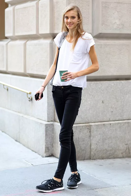 Черные узкие джинсы и белая футболка