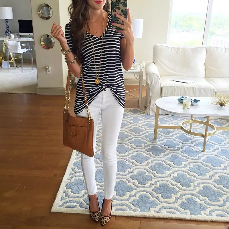 Девушка в белых джинсах и полосатой тунике