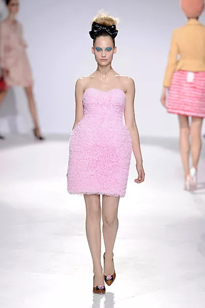 Модель в нежно-розовом мини платье