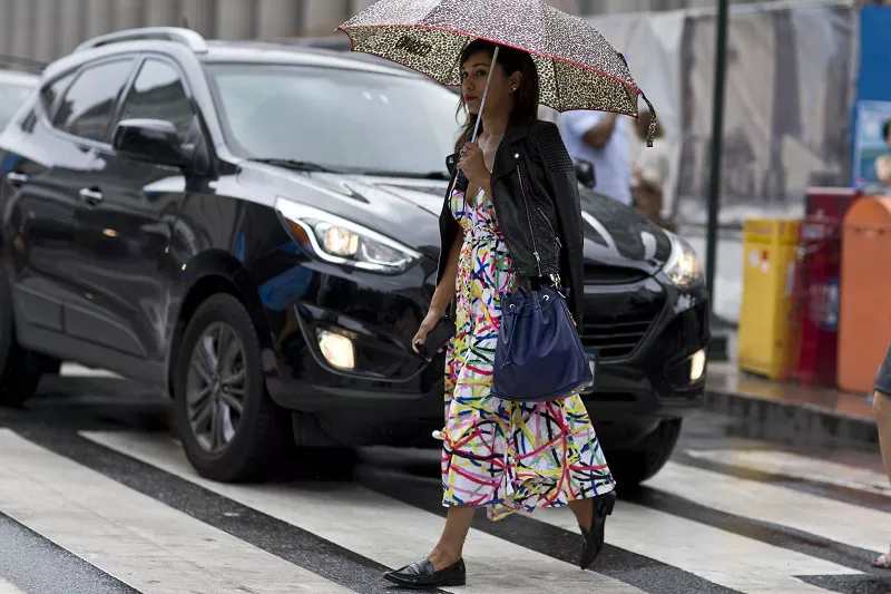 Даже в дождливую погоду легкий красочный сарафан не покидает луки модниц NY
