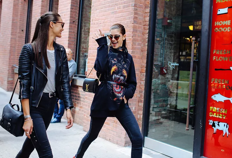 Немного рокерского шика. На фото Anja Leuenberger и Marta Ortiz в свитшоте от Givenchy и с сумочкой от Louis Vuitton