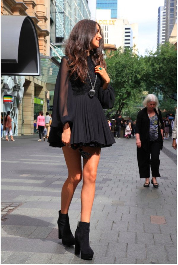 Девушка в черном пышном платье