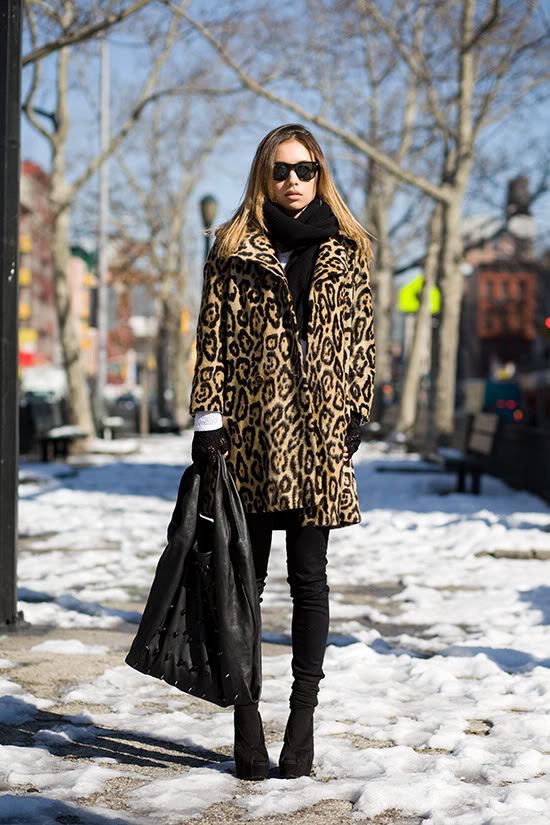 Девушка в леопардовом пальто