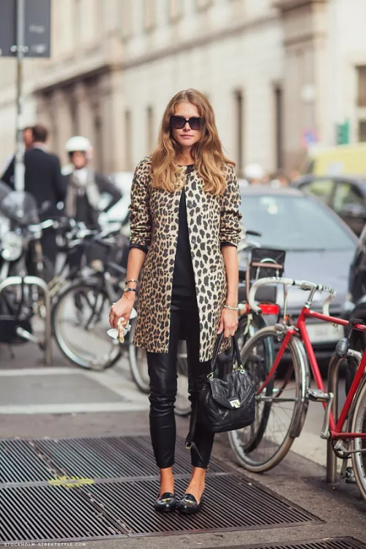 Девушка в леопардовом тренче и кожаных штанах