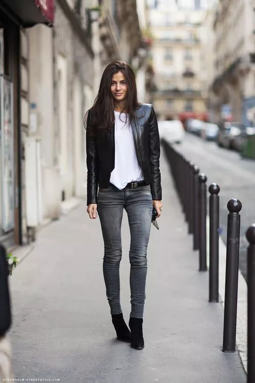 Девушка в серых джинсах
