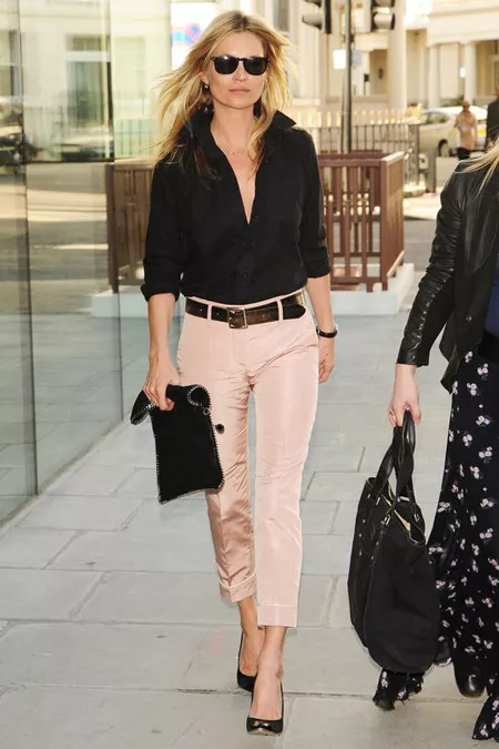 Кейт Мосс в бледных джинсах и черной блузке