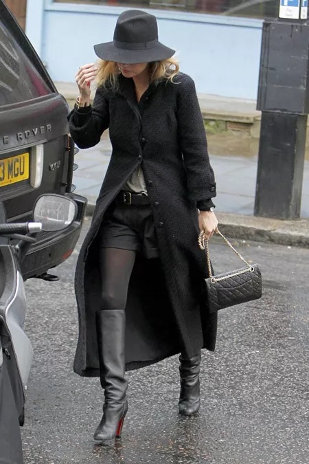 Кейт Мосс в черном пальто и шляпе