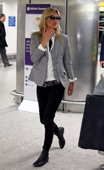 Кейт Мосс в черных брюках и сером жакете