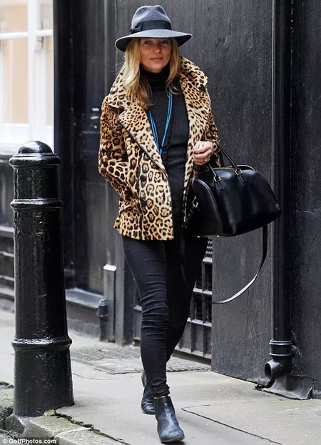 Кейт Мосс в джинсах и леопардовой куртке