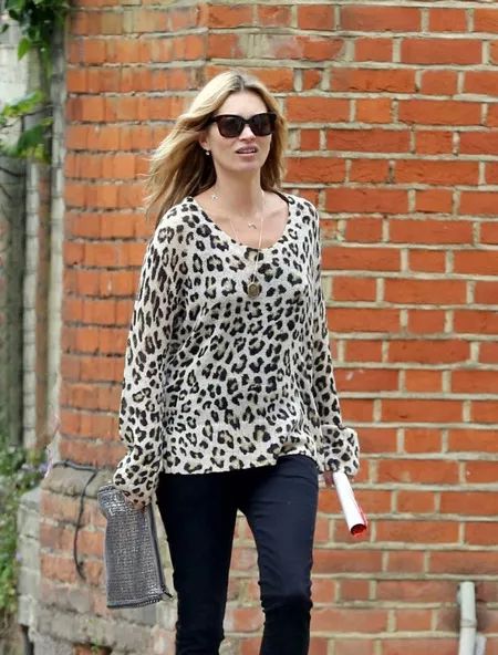 Кейт Мосс в леопардовой блузе