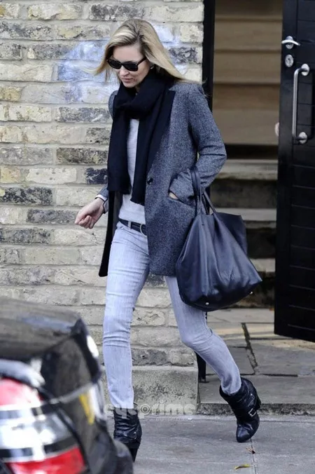 Кейт Мосс в серых джинсах