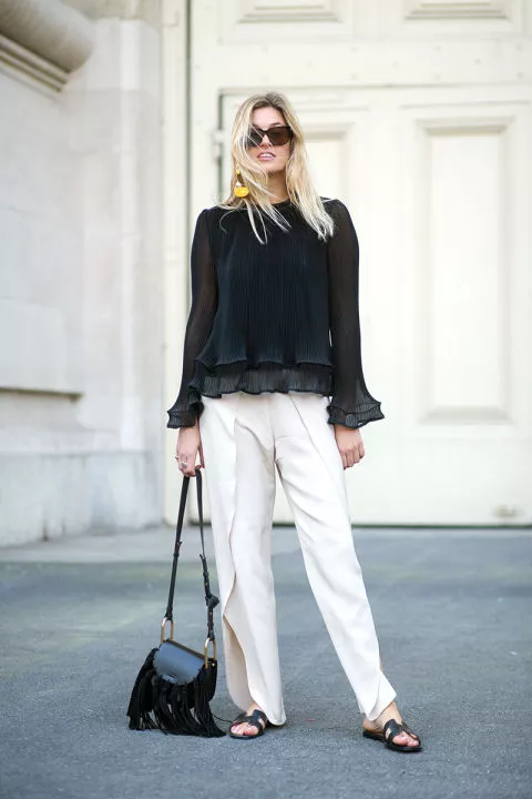 Camille Charriere в самых популярных среди уличных модниц Парижа широких брюках