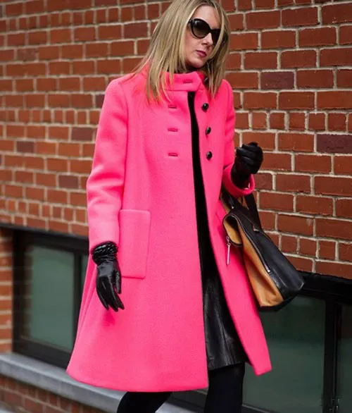 Девушка в ярко-розовом пальто
