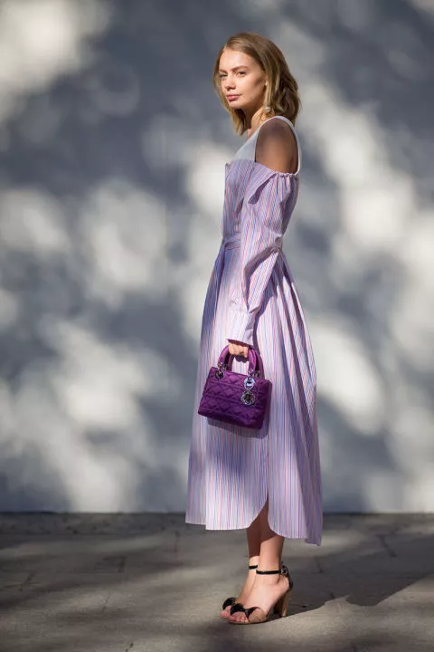 Два тренда от парижских модниц в одном образе - принт а ля матрас и крохотная сумочка