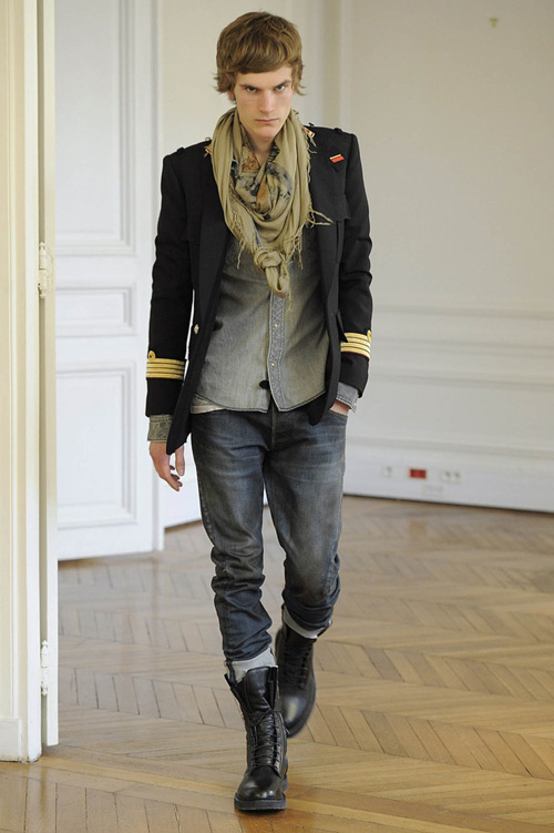 Модель в черном пиджаке, рубаха, джинсы и ботинки на шнуровке, платок вокруг шеи в стиле гранж