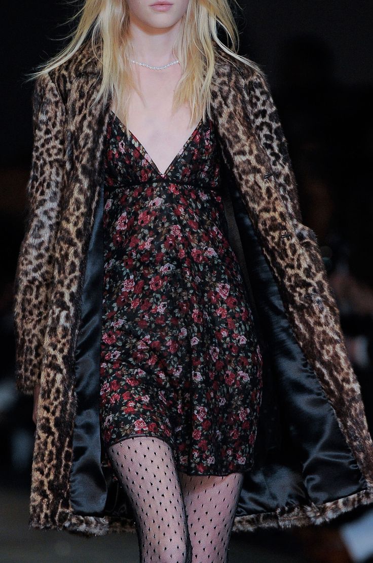 Модель в леопардовом пальто и платье с цветочным принтом