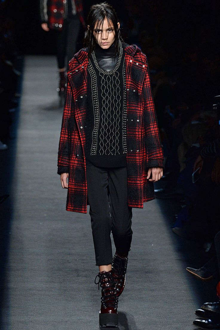 Модель в стиле гранж, черные брюки, свитер с блестками и черно-красное пальто