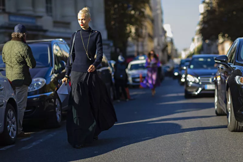 Модницы Парижа не исключают черный из своего арсенала