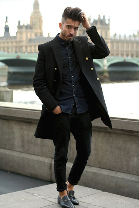черное-длинное-пальто-темно-синяя-джинсовая-рубашка-черные-джинсы-черные-лоферы-original-730