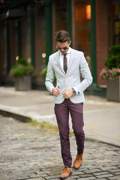мужчина в белом пиджаке и бордовых брюках